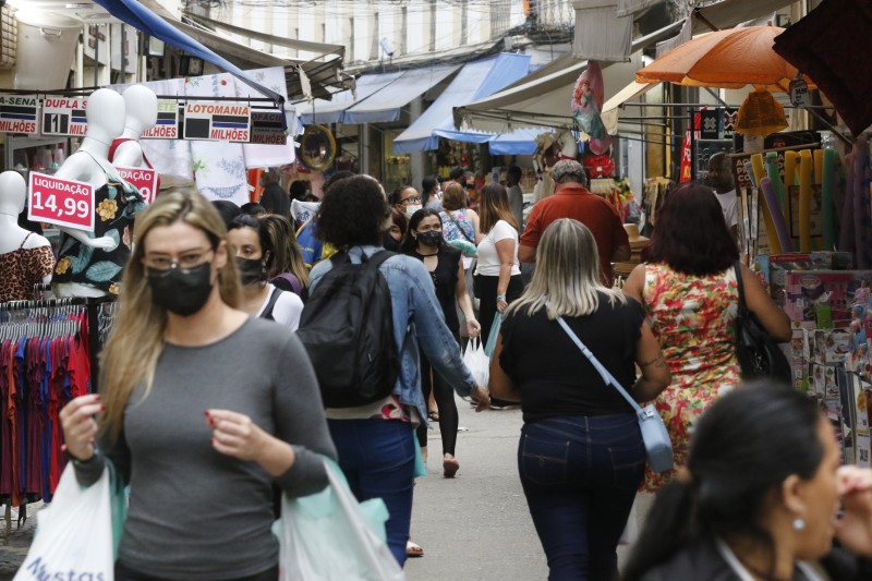 Confiança dos consumidores avança 3,8 pontos em abril, diz FGV