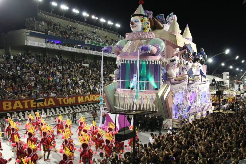 Desfiles no Sambódromo de São Paulo atraíram 64 mil pessoas