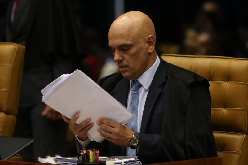 Para Moraes, mesmo com indulto presidencial deputado fica inelegível