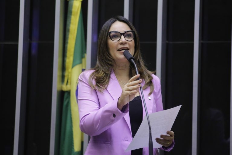 Proposta prevê fisioterapeutas nas maternidades que realizem pelo menos 1 mil partos por ano