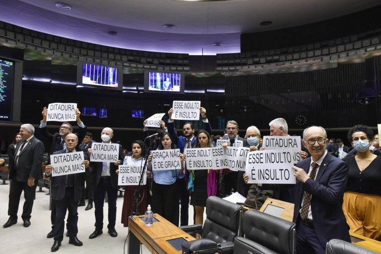 Oposição faz protesto em Plenário contra indulto à pena de Daniel Silveira