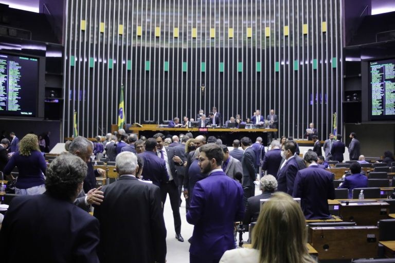 Câmara conclui votação de MP que reformula legislação sobre o setor aéreo