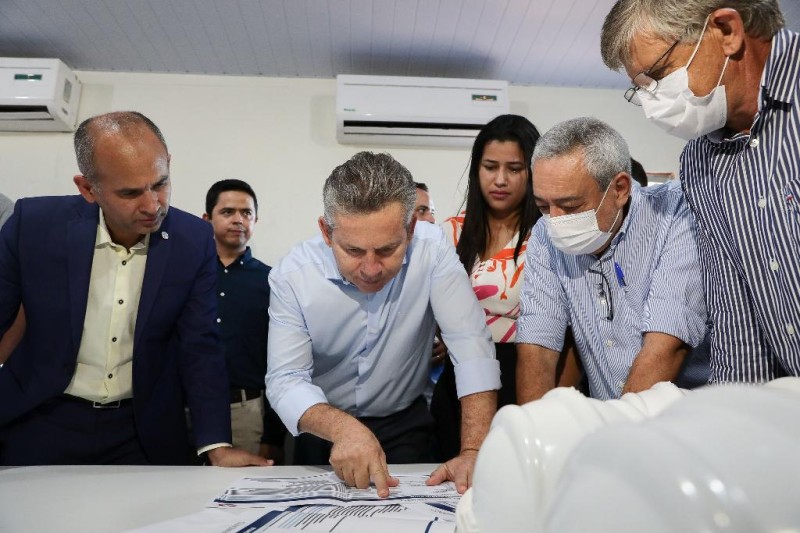 Governador e secretário vistoriam Hospital Julio Muller: "Essa obra que ficou parada e envergonhou a população, vai se tornar o maior hospital de MT"
