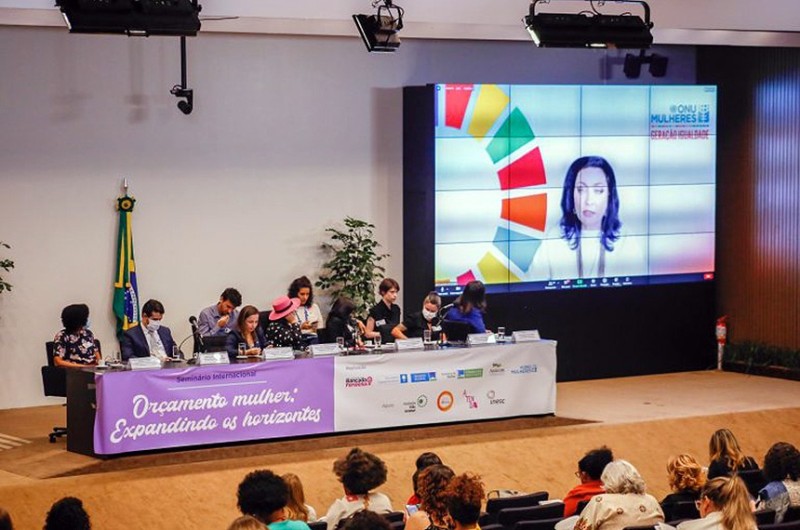 Parlamentares cobram investimentos em políticas para mulheres