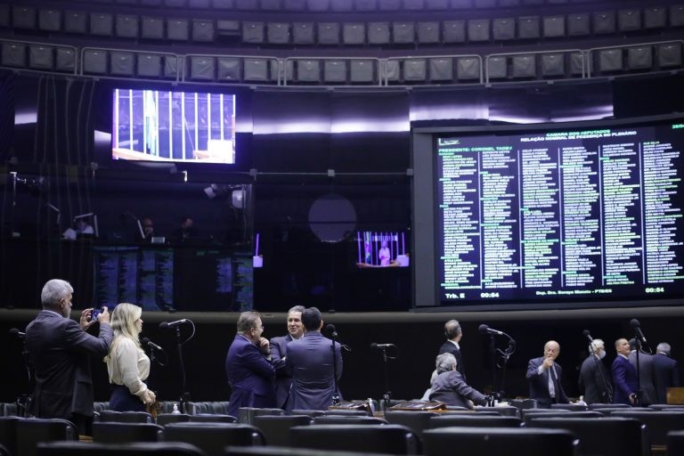 Relator aceita emenda que torna permanente benefício extra a quem recebe o Auxílio Brasil; acompanhe