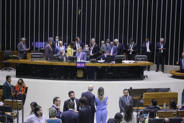 Câmara pode votar na terça-feira MP que cria programa de serviço voluntário nos municípios