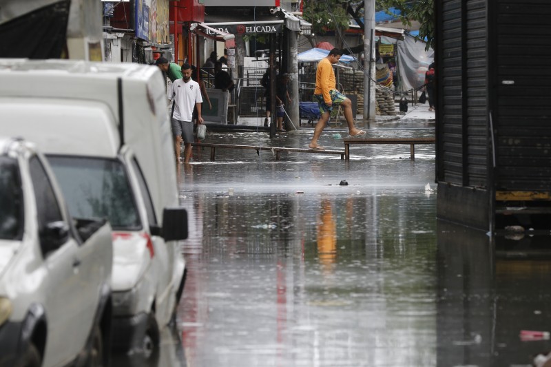 Chuva provoca alagamentos e altera rotina da cidade do Rio de Janeiro