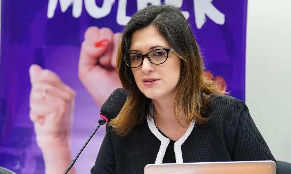 Ministra participa de lançamento de programa de qualificação para mulheres em Cuiabá