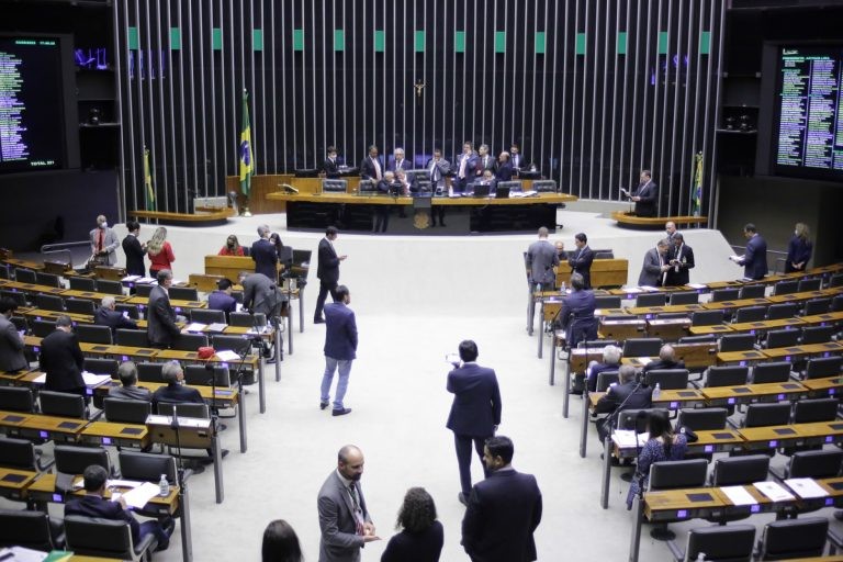 Deputados aprovam pedido de urgência para projeto que susta reajuste de tarifas de energia no Ceará; acompanhe