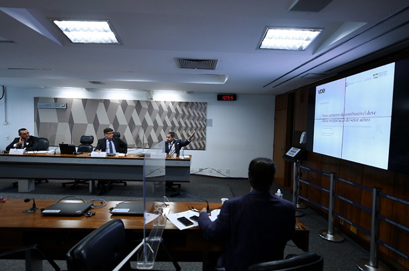 Dólar e querosene pressionam preços de passagens, alegam empresas aéreas