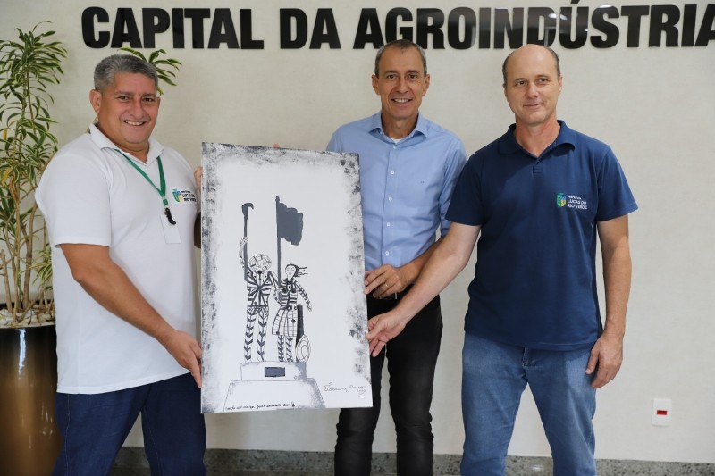Prefeito Miguel Vaz recebe quadro de monumento da Encruzilhada Natalino