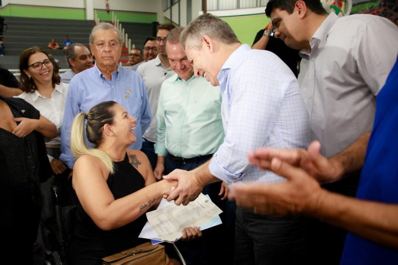 Governo de MT entrega 904 títulos urbanos e lança regularização fundiária para beneficiar mais 15 mil famílias