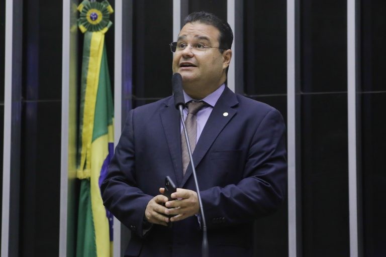 Comissão aprova internet gratuita a aluno com deficiência de escola conveniada com o poder público