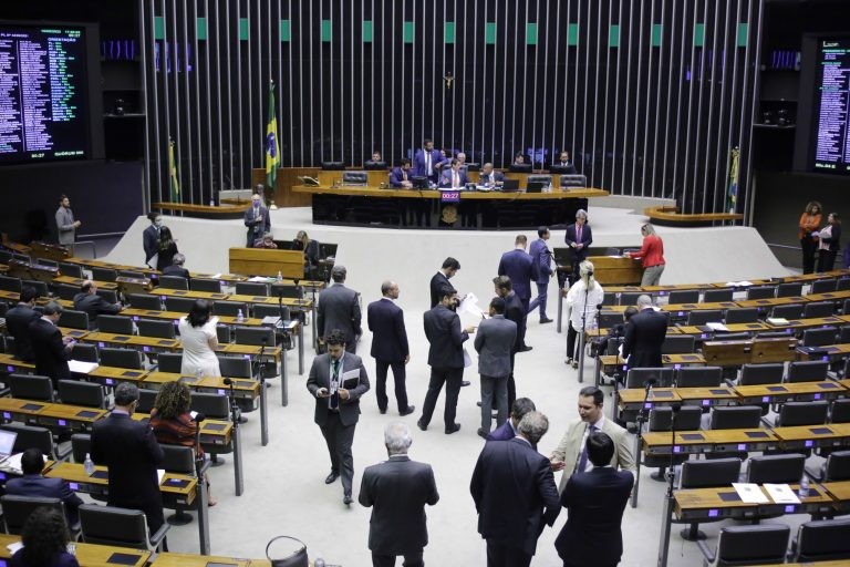 Câmara aprova projeto que inclui símbolo do autismo em placas de prioridade
