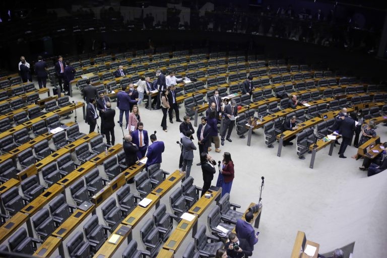Câmara pode votar nesta quarta-feira MP que cria programa de serviço voluntário nos municípios