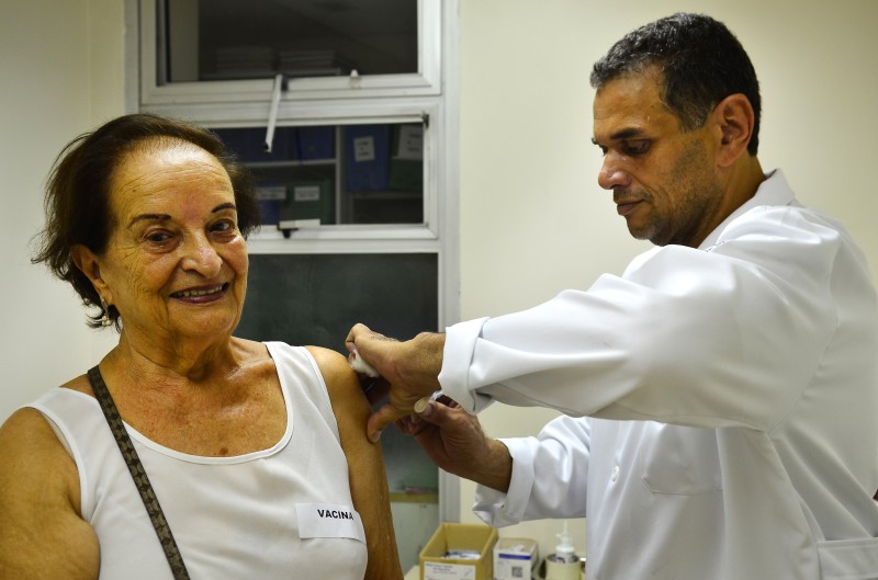 Covid-19: Rio aplica segundo reforço para idosos com 60 anos ou mais