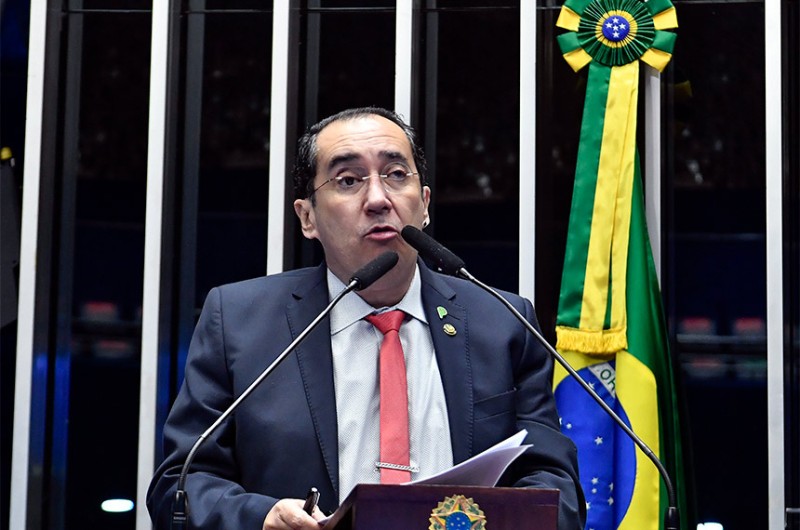 Kajuru critica verba para livro sobre história das armas