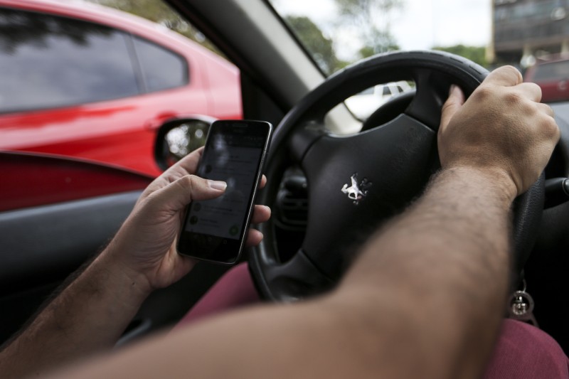 Maio Amarelo: associação alerta para riscos do celular ao volante