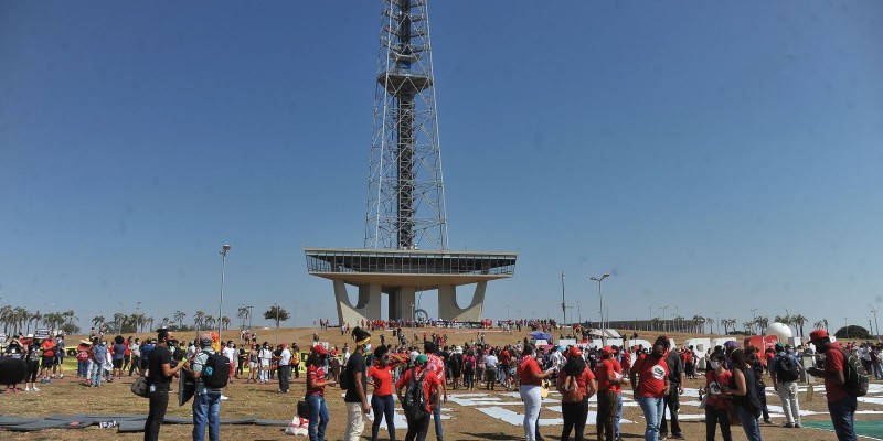 Manifestantes defendem democracia e causas da população vulnerável 