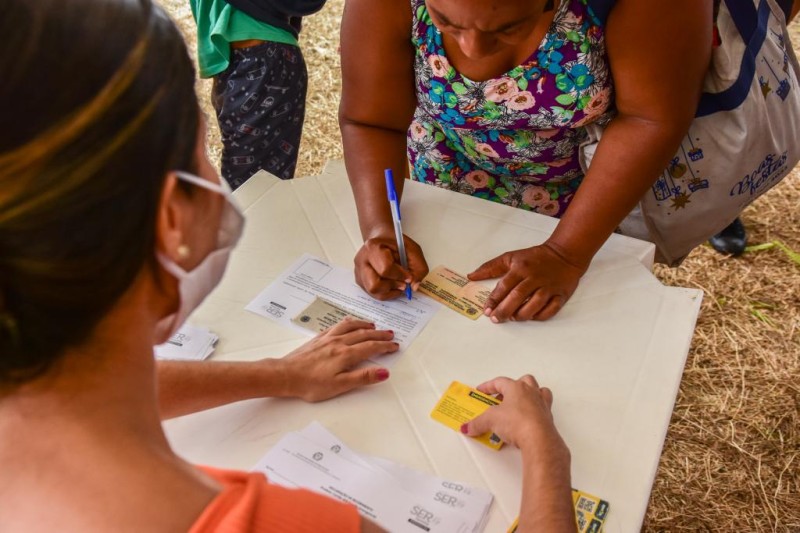 Em 1° dia de mutirão, 3 mil beneficiárias fazem a troca do cartão do Ser Família Emergencial em Cuiabá