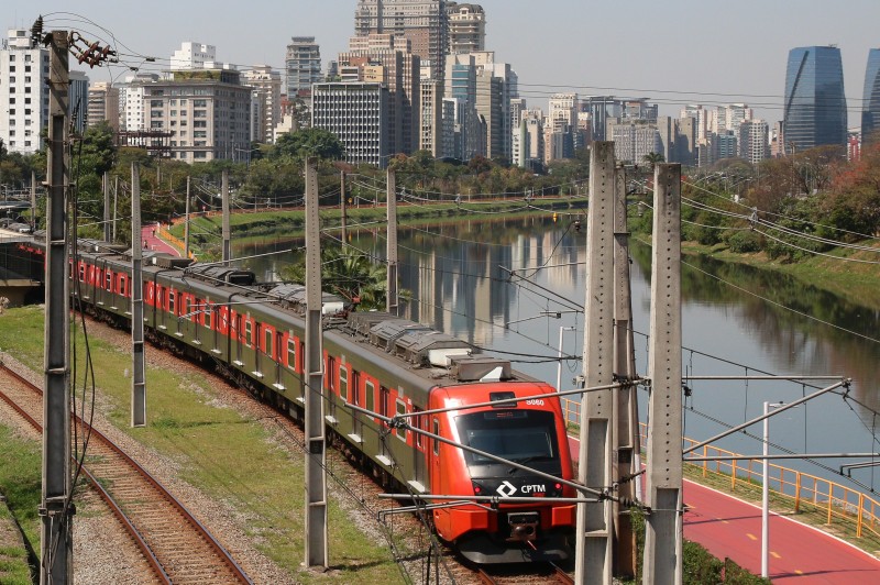 Linha 8 de trens metropolitanos de São Paulo volta a apresentar falha
