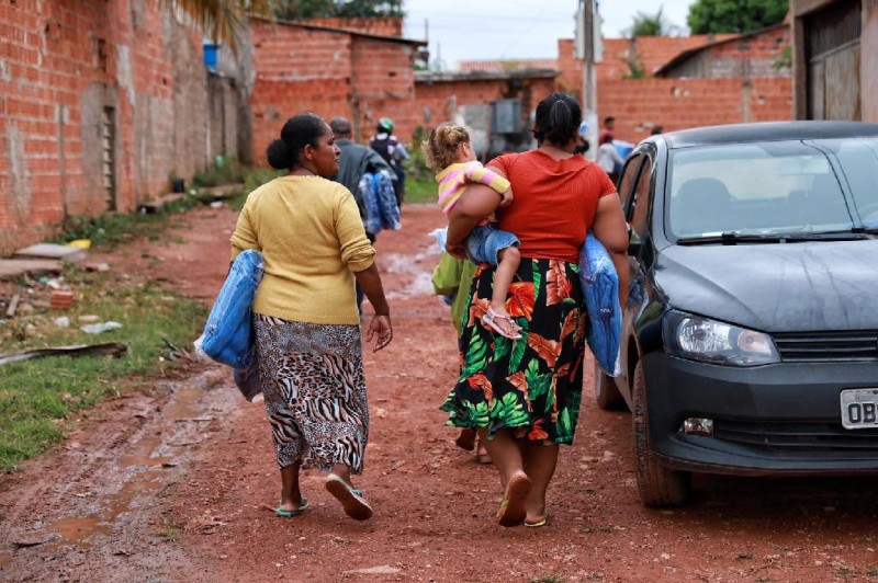 Primeira-dama entrega 6,8 mil cobertores em Cuiabá e interior de MT