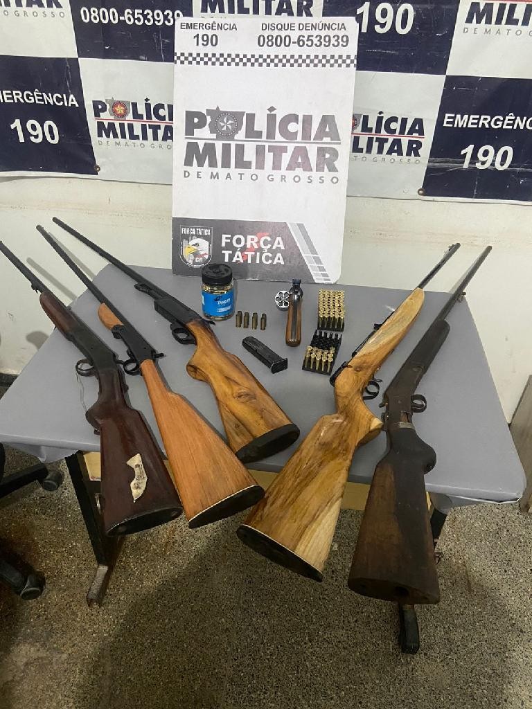 Homem é preso com arsenal de espingardas, revólver e munições
