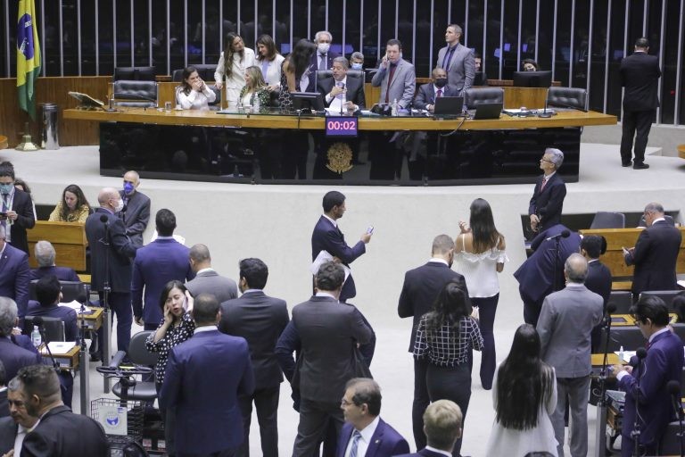 Câmara conclui votação de MP que permite renegociação de dívidas do Fies; acompanhe