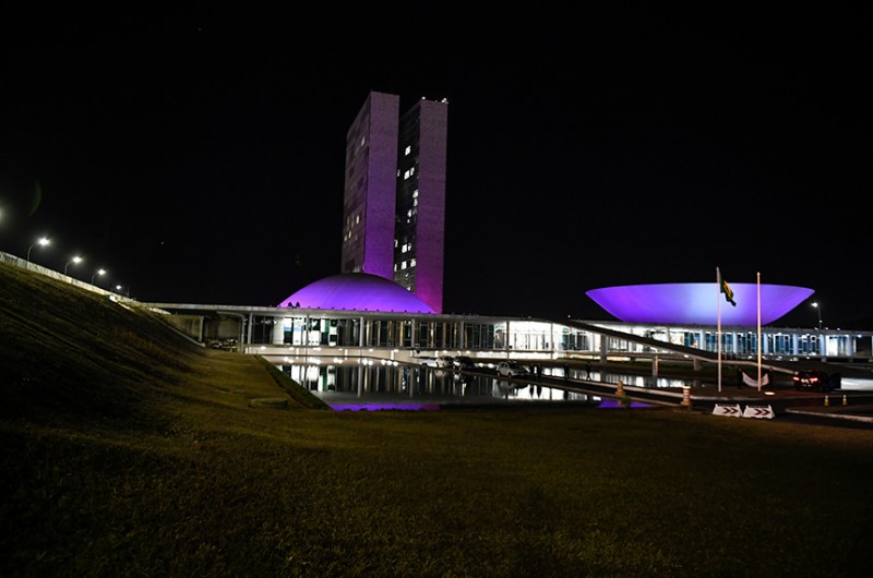 Senado é iluminado de roxo para marcar Dia Mundial da Fibrose Cística