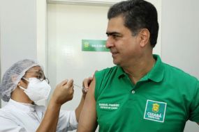 Emanuel Pinheiro recebe a segunda dose da vacina, e diz que sua preocupação é a maior agilidade na imunização