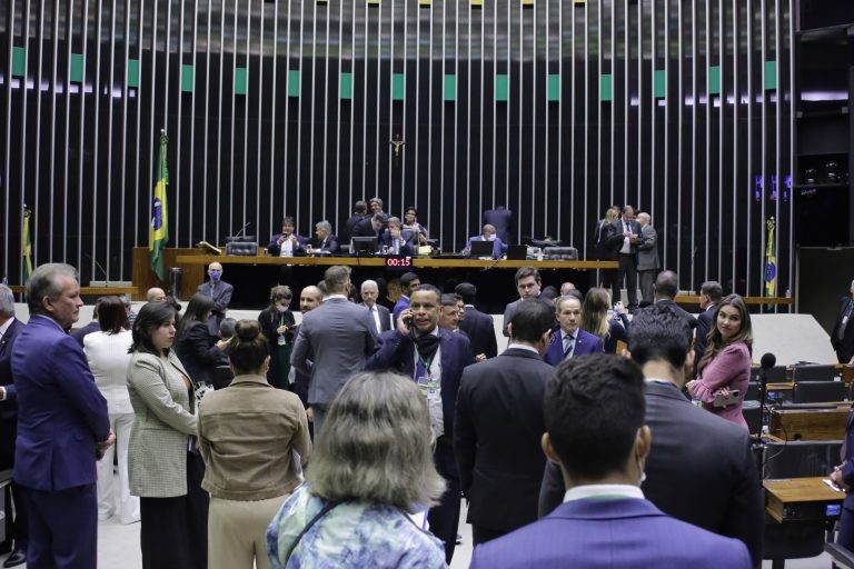 Câmara aprova MP que destina R$ 418 milhões para recuperação de estradas destruídas pelas chuvas; acompanhe