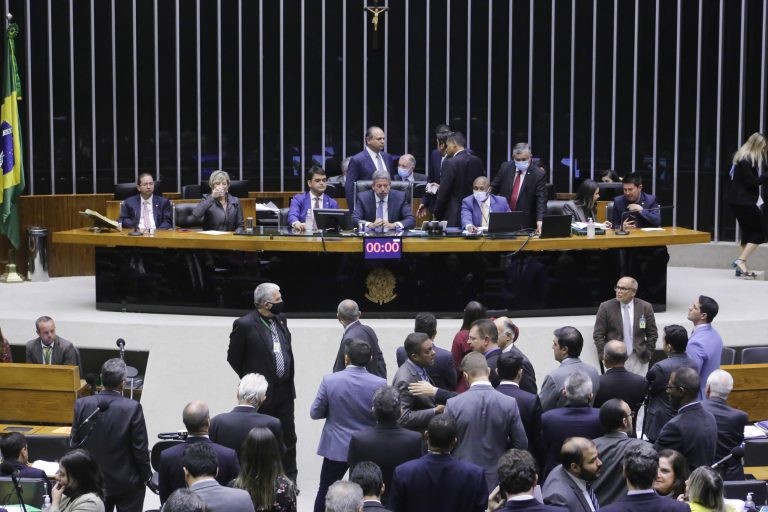 Lira anuncia reunião para discutir projeto que desonera tarifas de energia