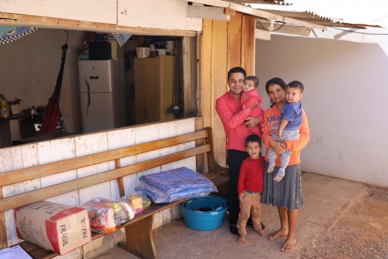 Entrega de roupas e cobertores às famílias marcam Campanha do Agasalho