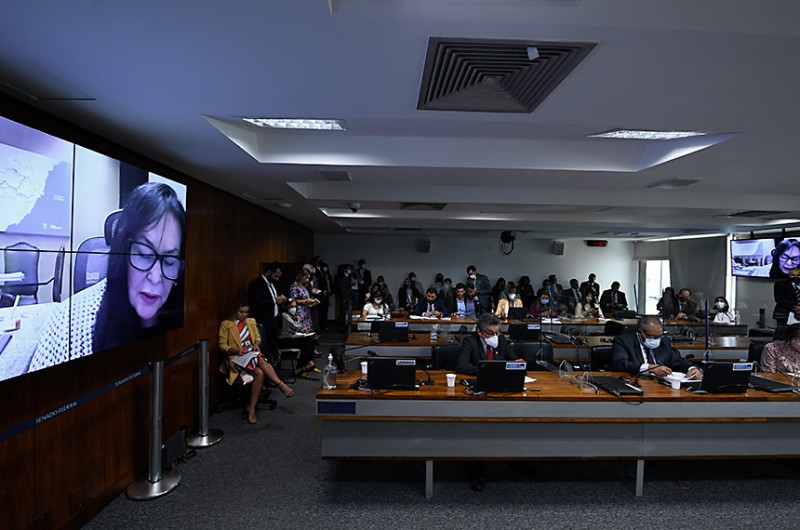 Polêmica sobre taxa para professor de educação física volta à pauta da CAS