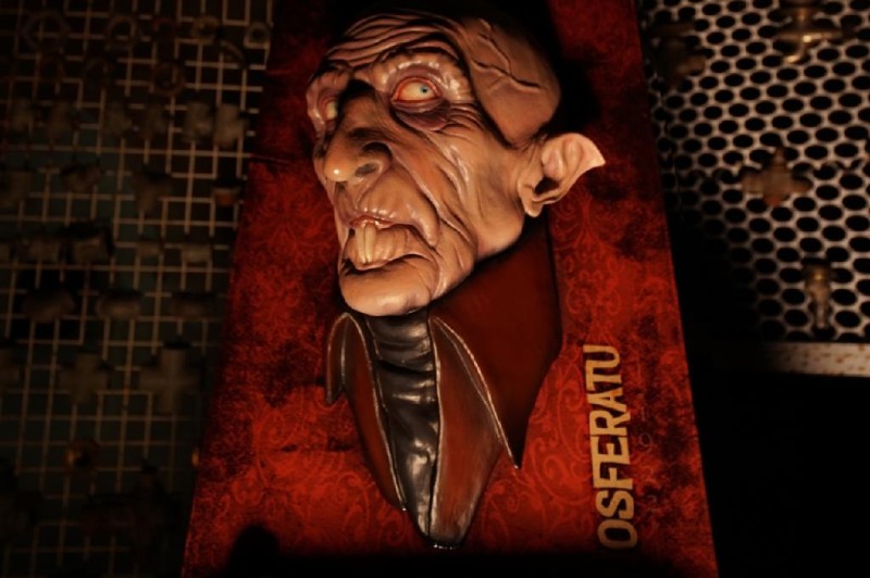 Filha de Zé do Caixão lança colecionáveis de terror no Cine Teatro Cuiabá