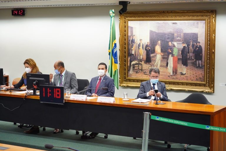 CCJ aprova propostas que homenageiam personalidades