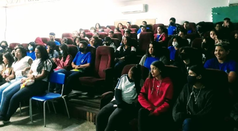 Escola aposta em palestras para debater questões socioemocionais com seus alunos