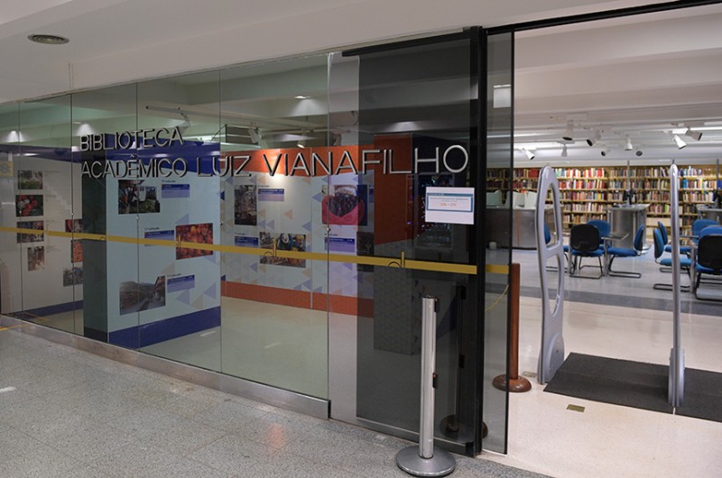 Biblioteca amplia acesso às estantes e permite permanência no salão de leitura