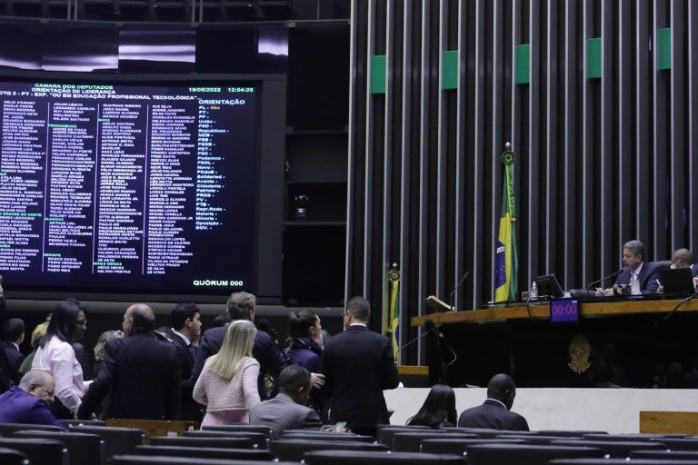 Aprovada urgência para projeto que cria código de defesa do contribuinte; acompanhe
