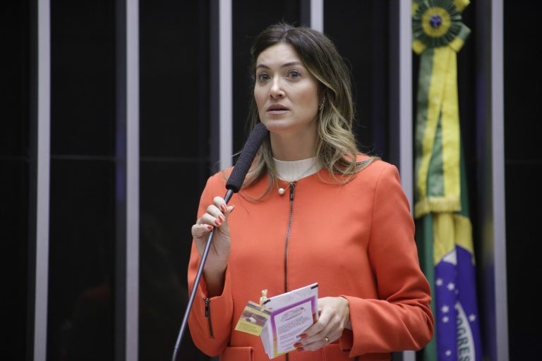 Aprovado texto-base de MP que instituiu o valor do salário mínimo em R$ 1.212; acompanhe