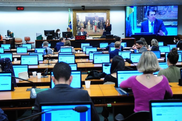 Votação de proposta que permite cobrança de mensalidade em universidades públicas é adiada na CCJ