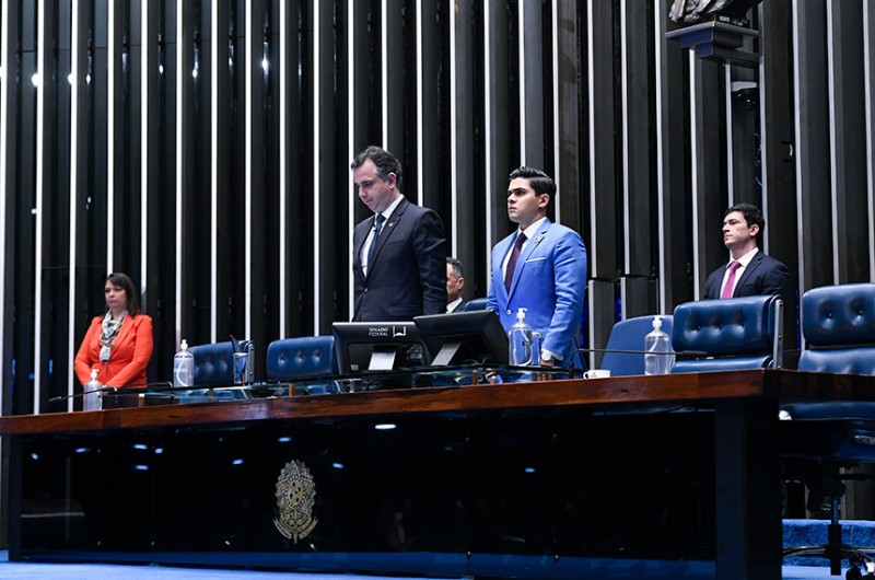 Senado presta voto de pesar pelo falecimento da neta do senador Paulo Paim