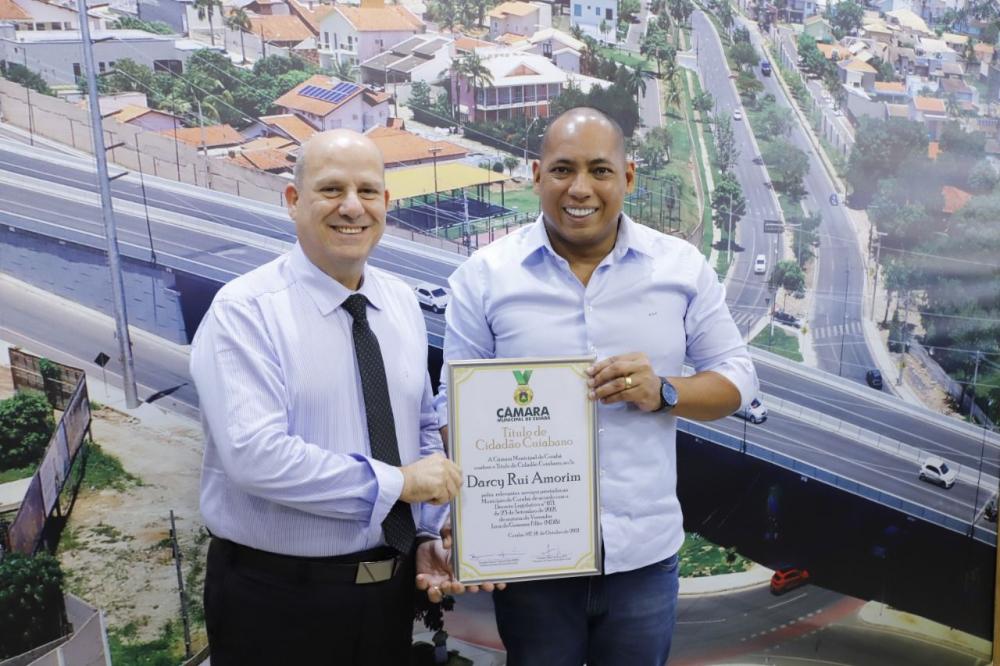 Juca do Guaraná Filho entrega Título de Cidadão Cuiabano ao Bispo Amorim