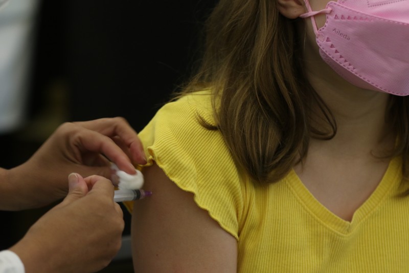 Rio inicia aplicação de dose de reforço em adolescentes na segunda