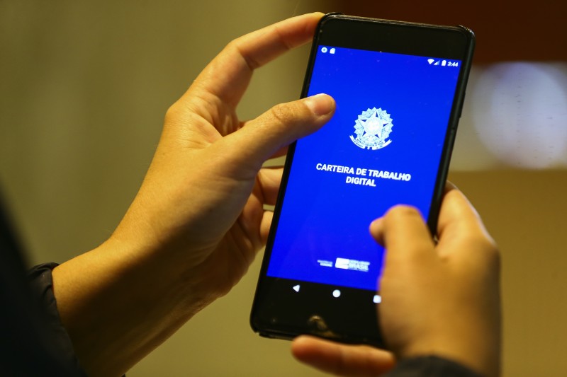 IBGE: desemprego cai e fica em 10,5% no trimestre encerrado em abril
