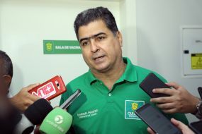Emanuel Pinheiro avalia direcionar doses dos faltosos adultos para adolescentes