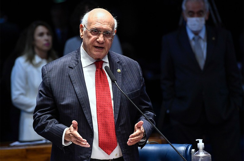 Lasier critica ida de ministros a fórum em Portugal