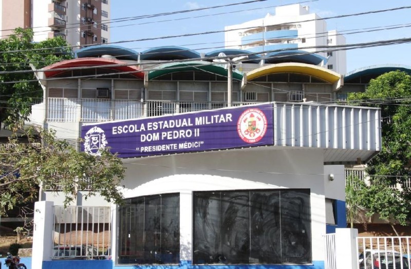 Governador assina 52 ordens de serviço para reformas em escolas de Cuiabá e VG e entrega chromebooks e smart TVs