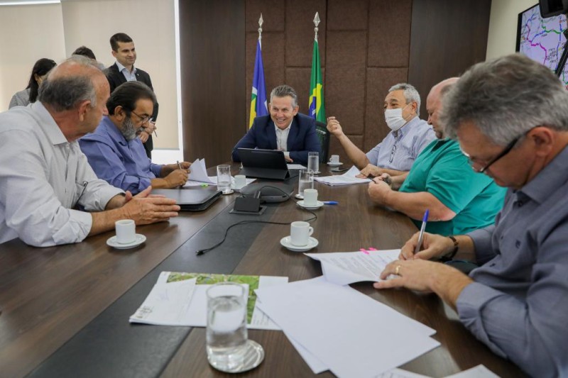 Governador assina R$ 9 milhões para obras em Poconé, Ipiranga e Nova Canaã