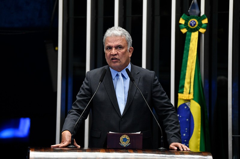 Petecão acusa governador do Acre de retirar máquinas para pressionar prefeitos